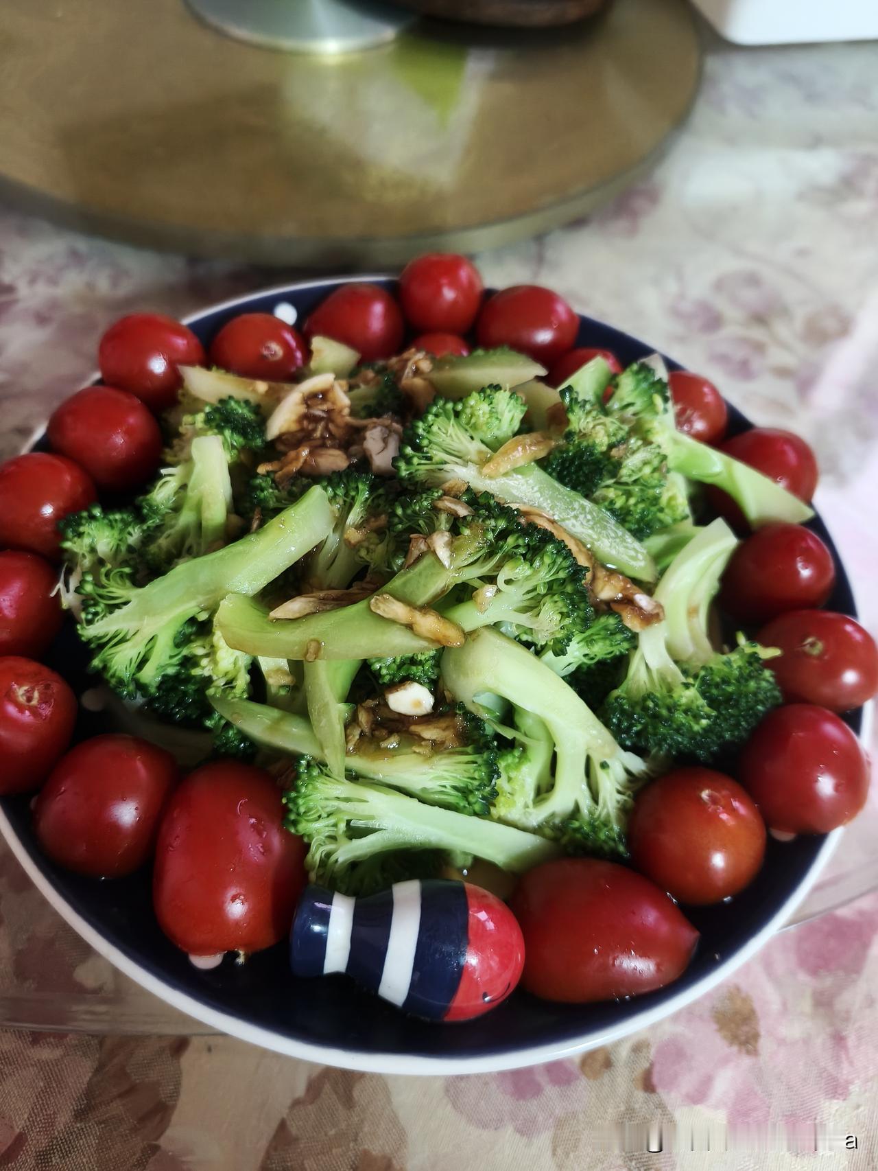 我的雇主每次放假，我都得扎扎实实忙一天。

他们前几天说一号早上六点就出发，自驾