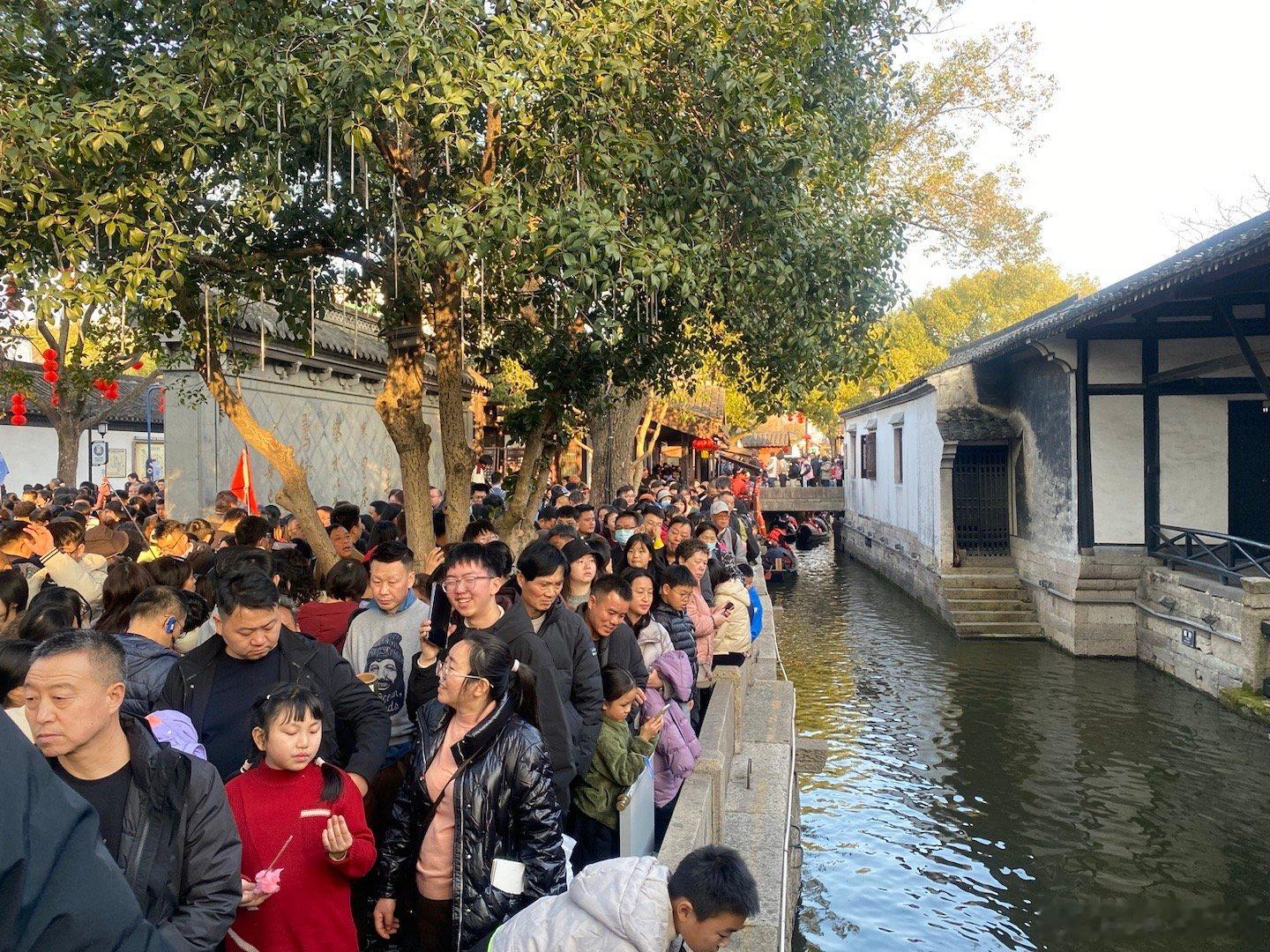 大多数中国人一年可能也就一两次旅游机会，体验是这样的。想想都让人心疼[笑cry]