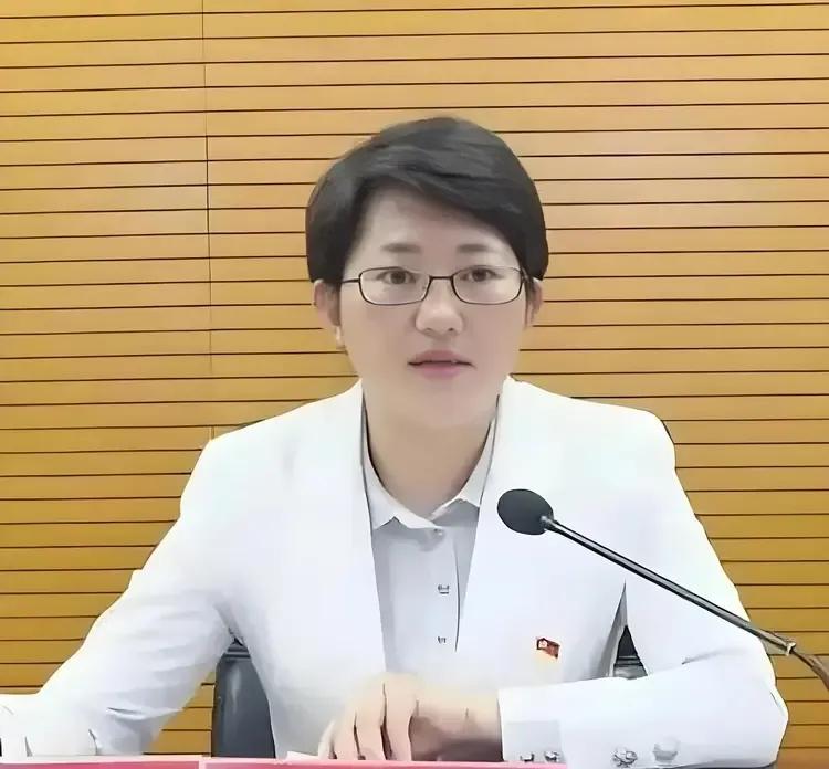 典型的落井下石、推下坡碌碡。

问题归问题，不能她所做的一切都是问题。

人家在