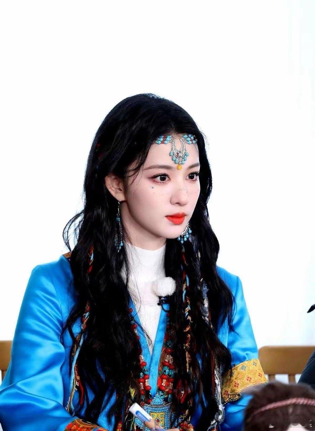 剧组选角，现在不看台词功底了。导演在试镜室隔壁装了监控，专门观察演员私下怎么聊天