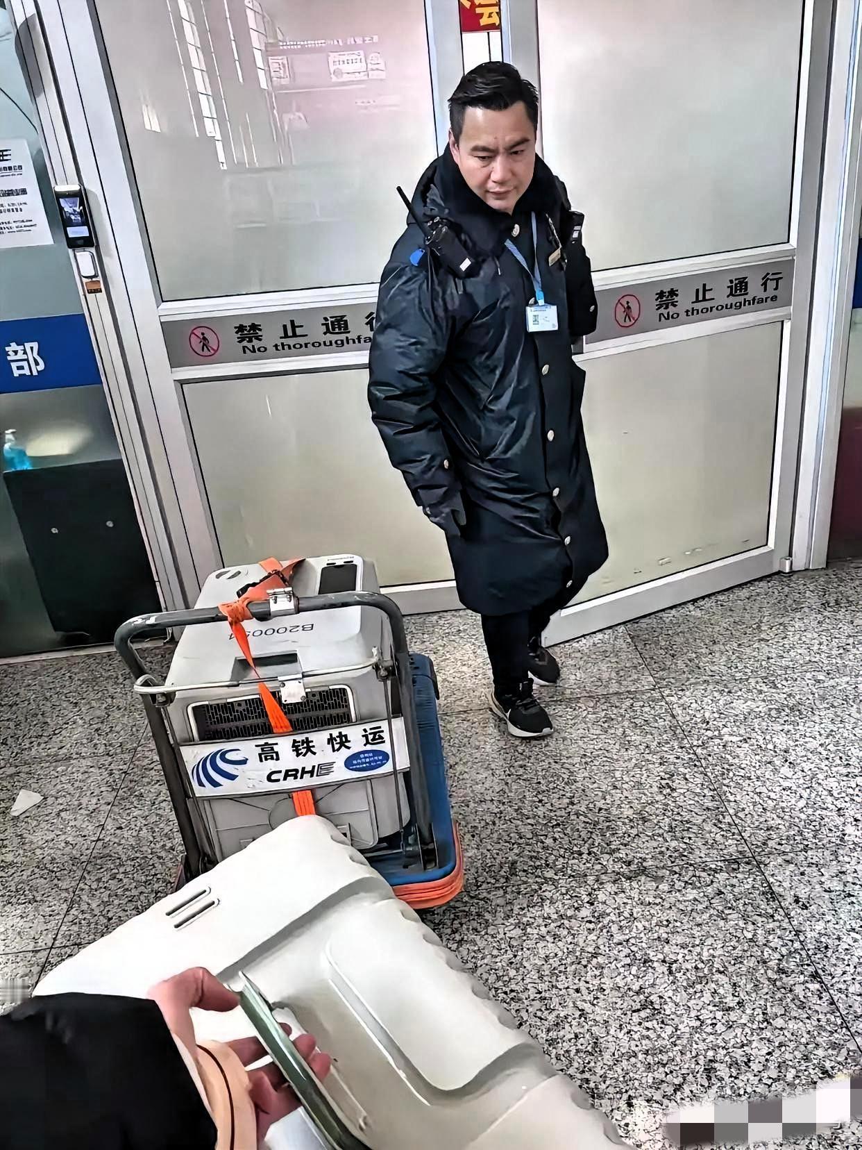 连续两天刷到官媒一口一个“毛孩子”叫得亲热，昨天新华网，今天光明网，这些一向严肃