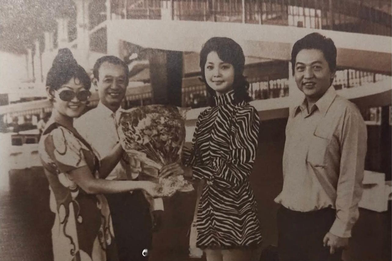 1971年，菲律宾登台前接受歌迷献花。这个装扮显得比实际年龄更成熟。（FB）邓丽