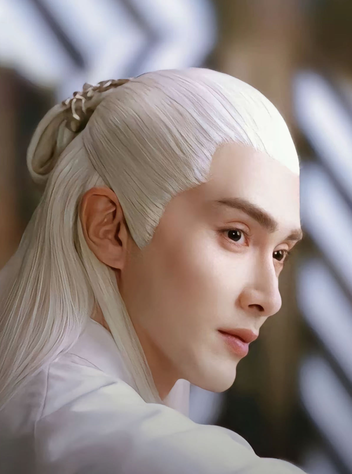 高伟光时隔5年重现白发帝君 救命，高伟光这白发新造型也太顶了吧！沉稳又神秘，气场