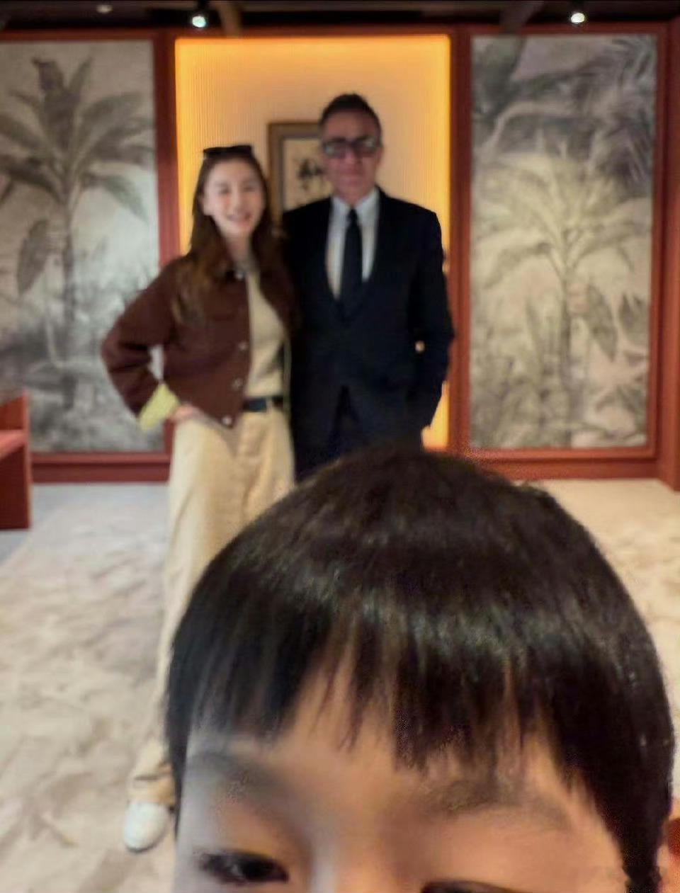 小海绵干嘛呢虽然眼睛以下的部位看不清，但就从眼睛以上部位能看出来，小男孩长得挺可