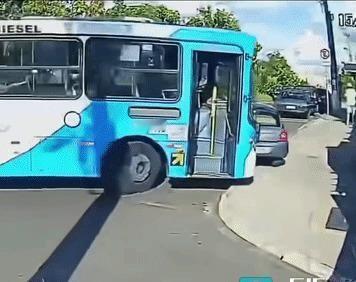 一个敢停，一个敢怼。
2026年6月，上海路口。大货车跟小轿车杠上了。小车司机下