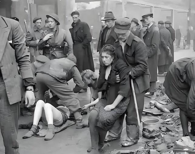 1945年的柏林，数十万女性在战后沦为性暴力的牺牲品。安东尼·比弗查阅苏联档案后