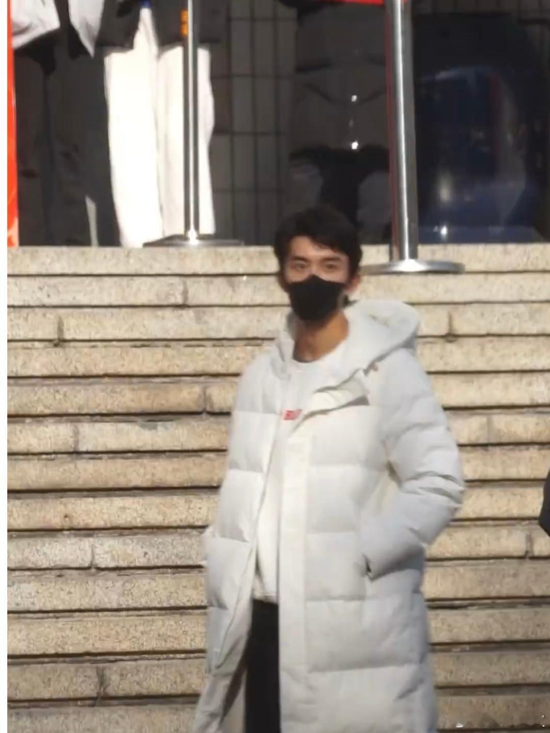 吴磊现身央视蛇年春晚第三次联排  疑似央妈御用歌手吴磊重出江湖 