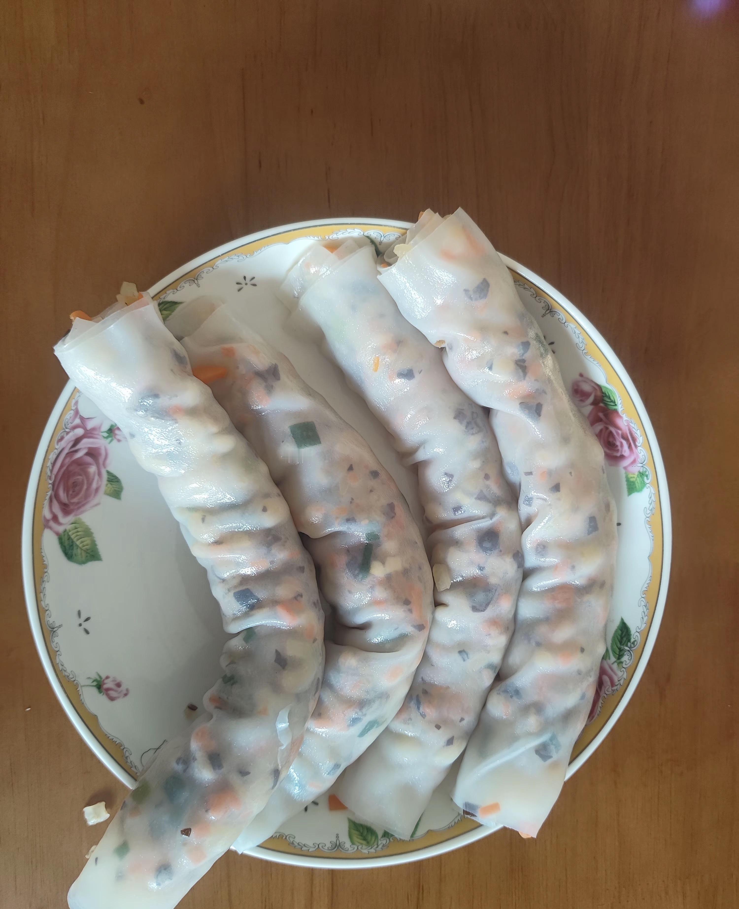 玉林卷馅粉玉林卷馅粉有多好吃玉林美食 玉林卷馅粉，里面有韭菜、木耳、猪肉，豆角和
