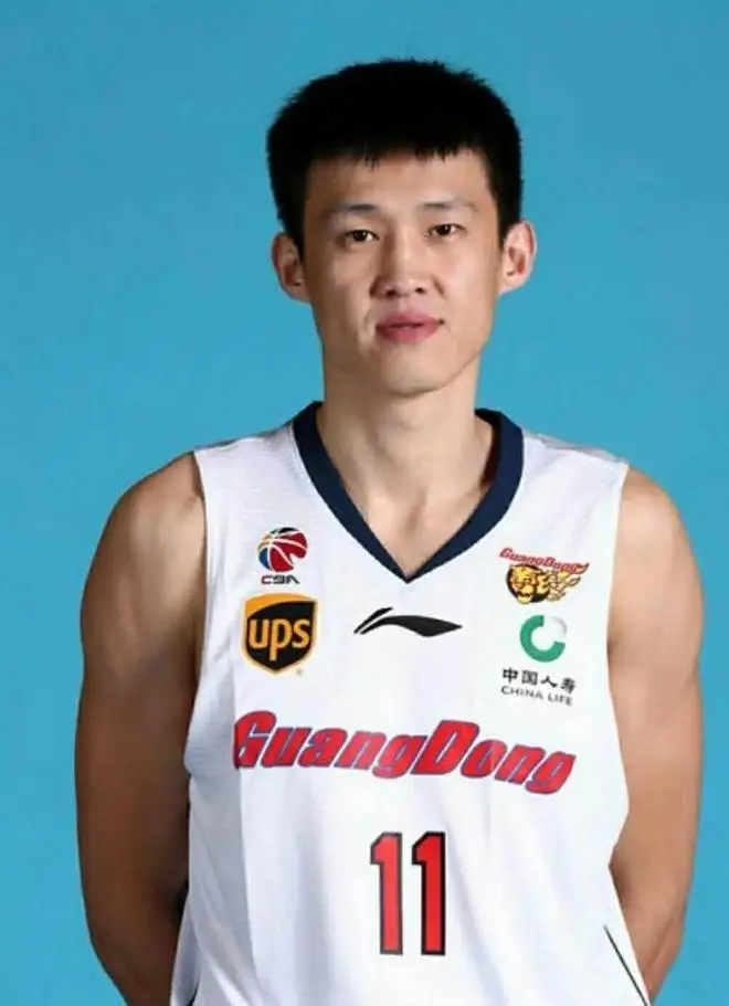 周鹏签约广东宏远 根据记者报道 周鹏已经重新回到了广东宏远 穿上11号战袍 这次