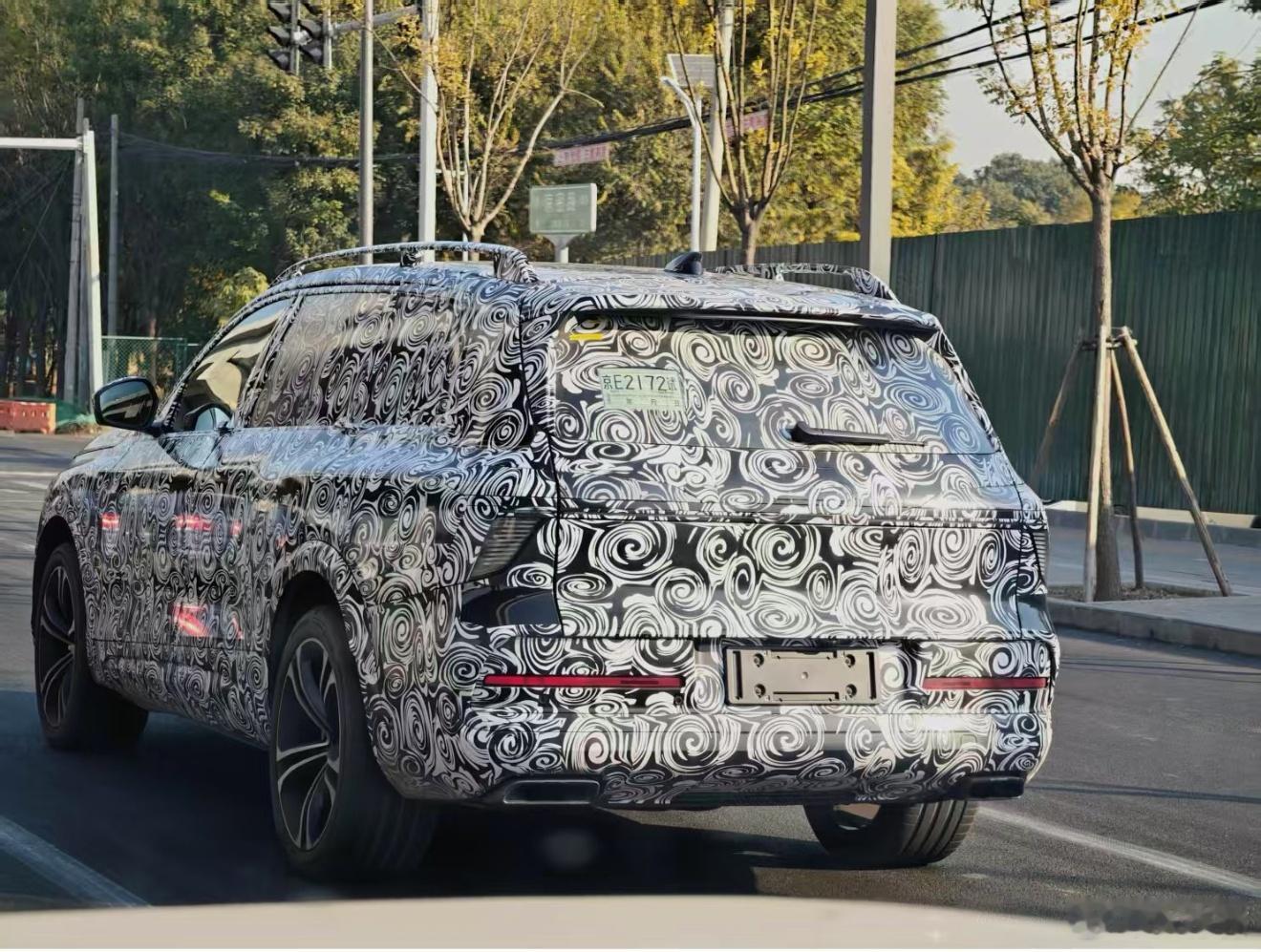 看着像小米汽车 的増程SUV在路测，对吗？小米SUV ​​​