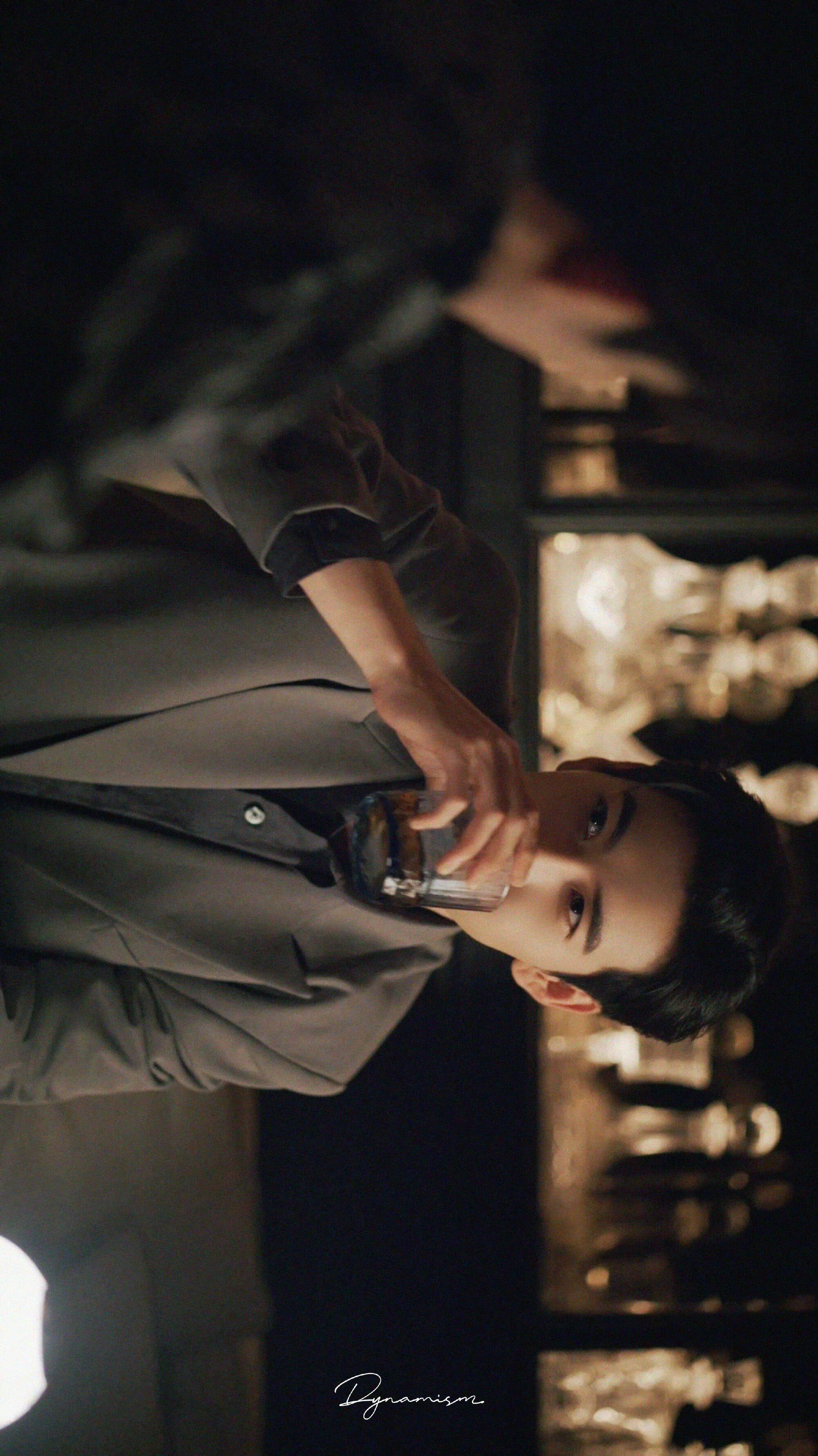 轧戏肖稚宇被偷走的人生他曾拥有完满人生，却在父亲意外离世后坠入深渊。母亲的再婚带