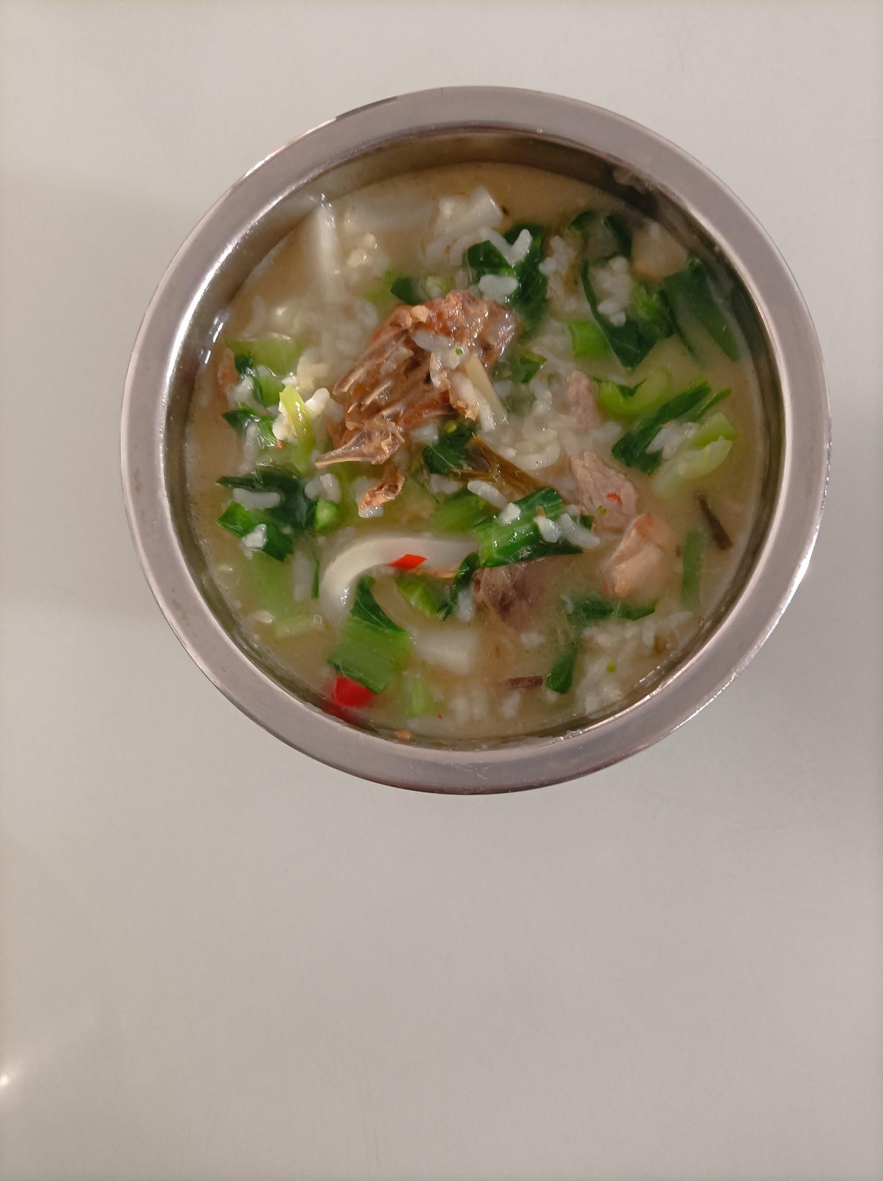 晒出我的今日美食二个老人的今日晚餐，青菜年糕泡饭，加了鸡肉汤，味道真太美了，这是