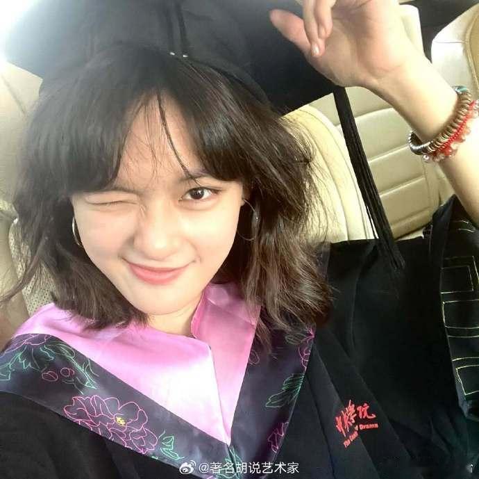 文淇学士服照俏皮的妹宝～ ​ ​​​