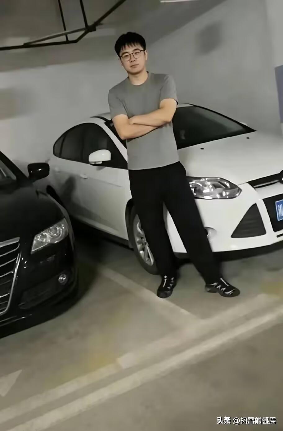 很多人只盯着停职的彭某某，却忽略了事件里最得不偿失的人——她的男友雷某。作为长沙