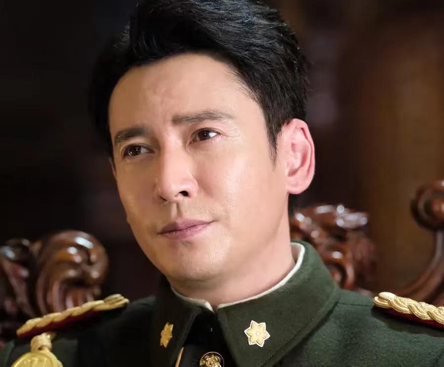能把两个长得那么像的人凑到一起，导演也真是有心了，《南部档案》里饰演张启山的韩栋