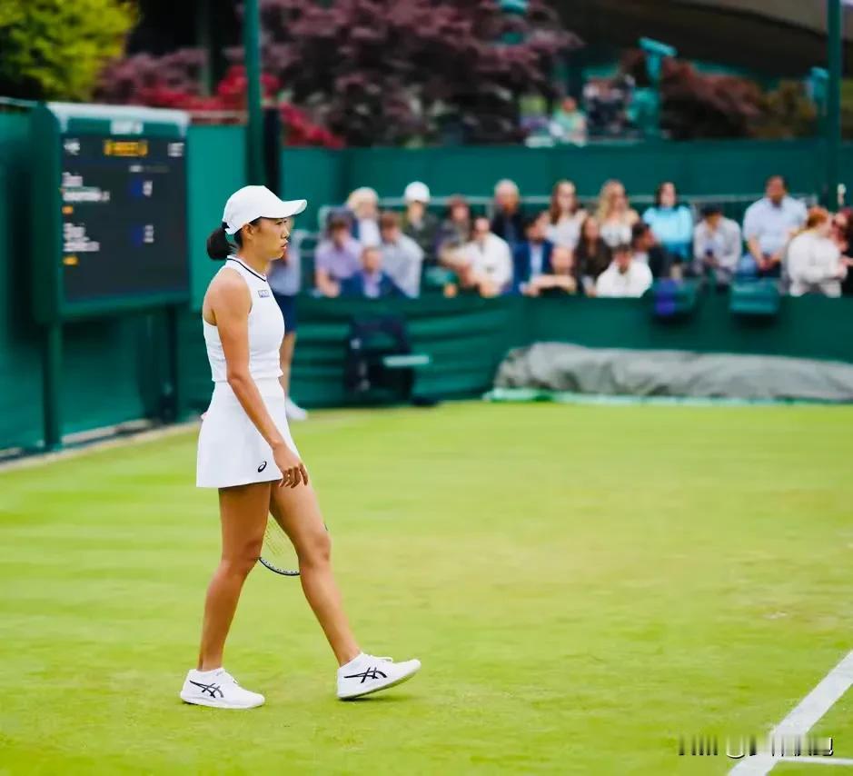 老将张帅依然还留在温网，本次比赛她用保护排名参加女单正赛，女单第一轮她以3-6、