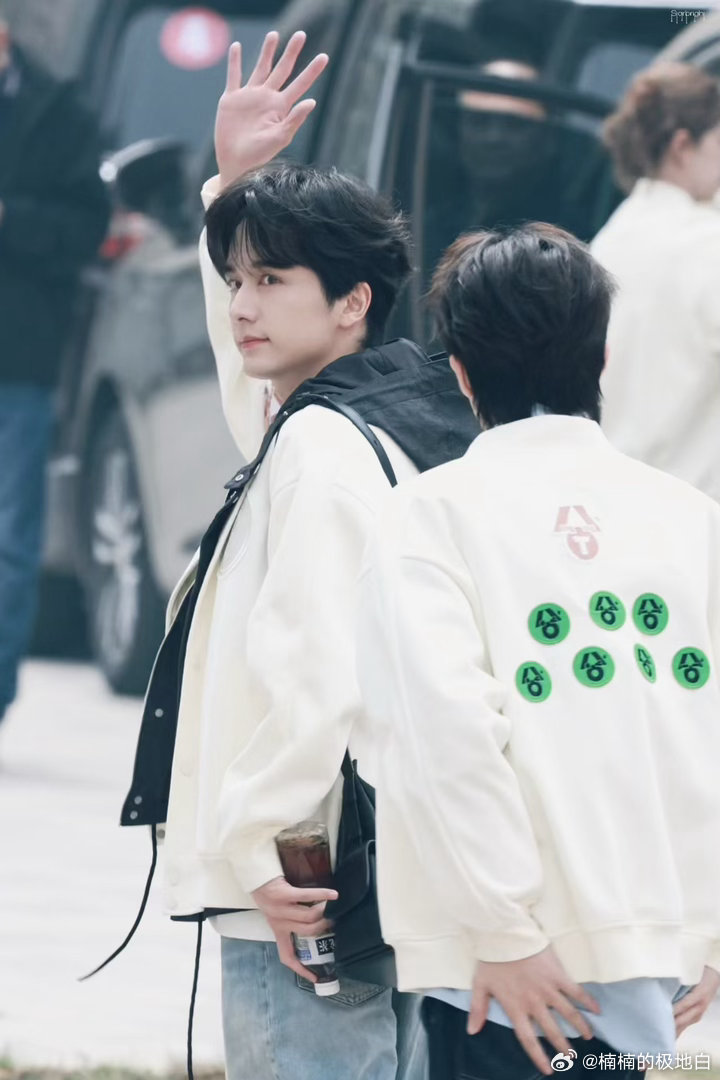 张新成手控福利张新成手控有福了 张新成说“露脸？下次一定”，没事，有这手就够了！