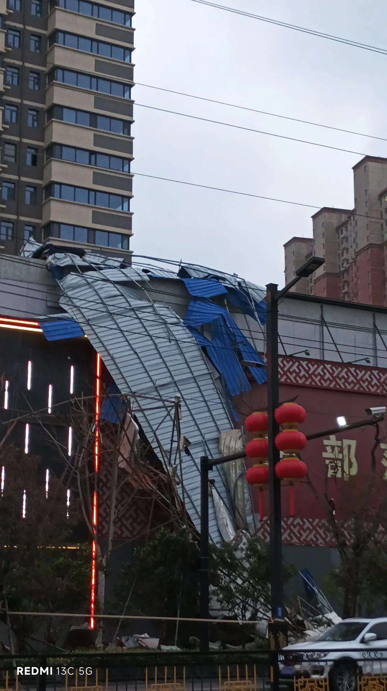 三月二号凌晨开封市上空风雨交加，狂风暴雨席卷开封这座古城。随着一股狂风的大声嘶吼