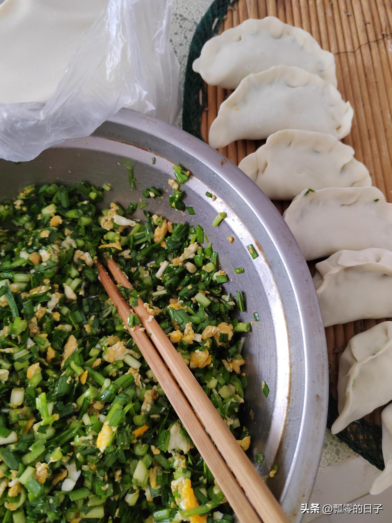 朋友给的韭菜又适逢下雨，所以琢磨半天这韭菜到底怎么吃？
于是想到了包饺子，可以放