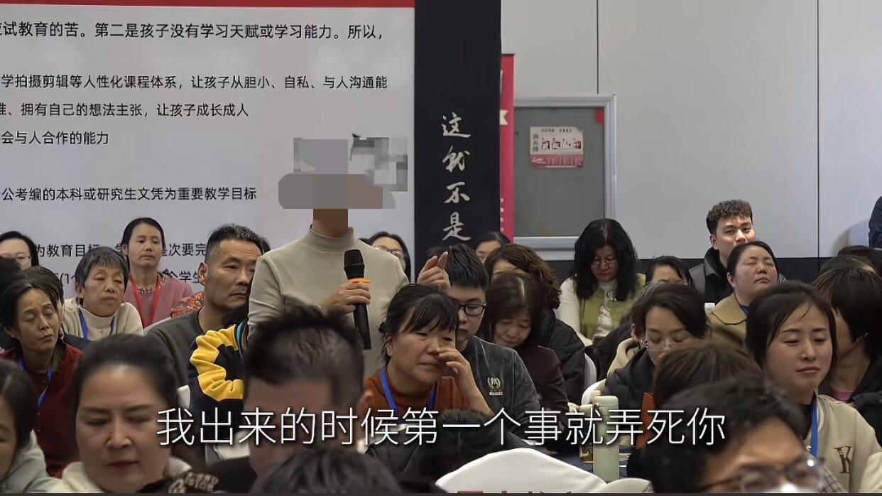 不敢想象孩子摊上这么个无法沟通的妈到底有多崩溃。刷到一位妈妈咨询张国庆老师教育孩