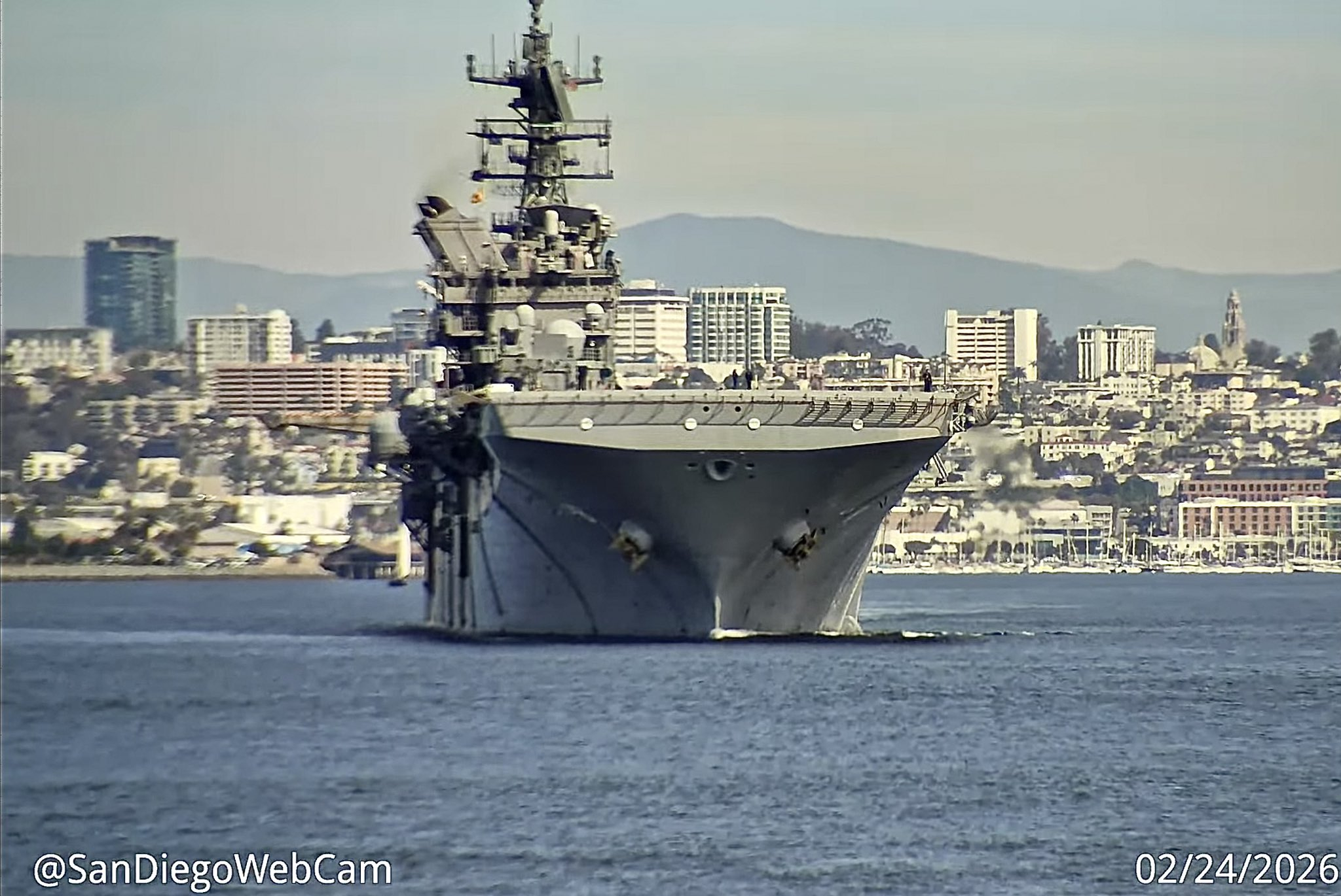 马金岛号驶离圣迭戈 