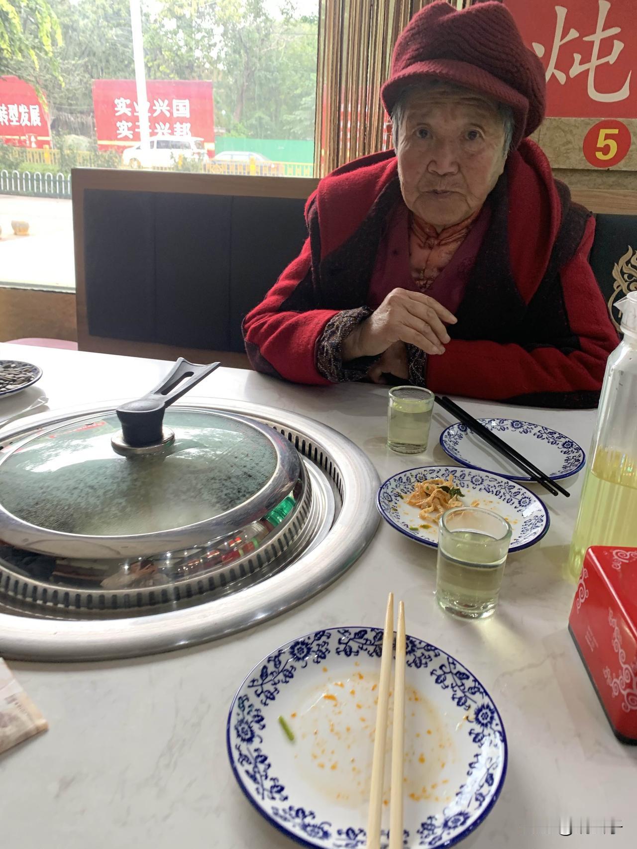 带老妈去下馆子，老人家高兴的不得了，虽然吃不了多少，但看得出，只要是跟着我出来就