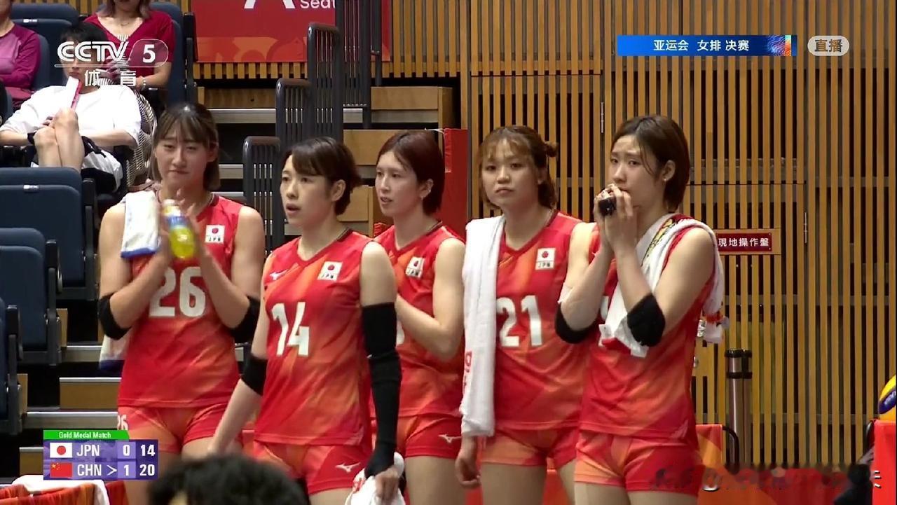 日本女排被打懵！替补球员难以置信+面面相觑，主帅黯然退席，亲眼目睹中国队绝地反击