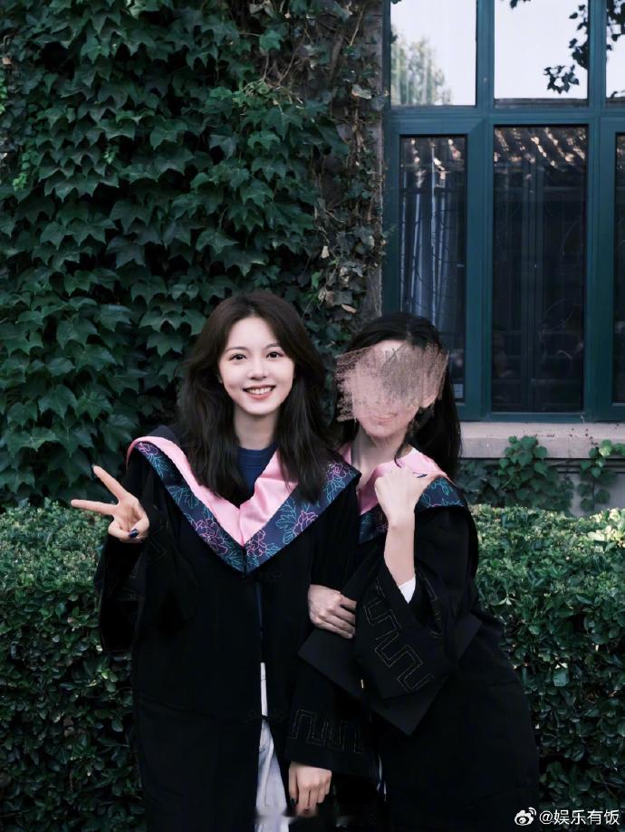 和赵今麦同框拍毕业照了 网友晒出与赵今麦的毕业合影，学姐你太美好了