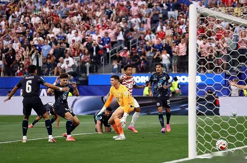 美国半场3比0巴拉圭正在直播世界杯！美国队半场3比0打爆巴拉圭！美国主场优势太大