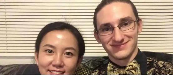 “你应该滚回老家去！”“别用亚洲人的脏习惯喂我的孩子！”2019年美国一男子不断