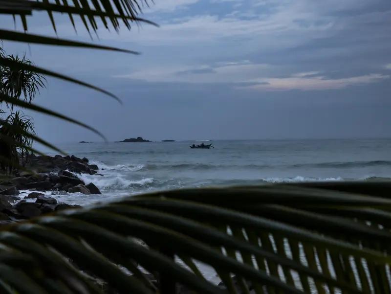 只不过说，这样的结局都是伊朗自找的。要不是伊朗只懂跟美国妥协，又怎么会有这样的事