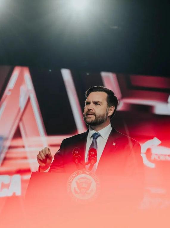 【万斯应对共和党内讧：联盟开放背后的复杂局势】“美国转折点”（TPUSA）组织年