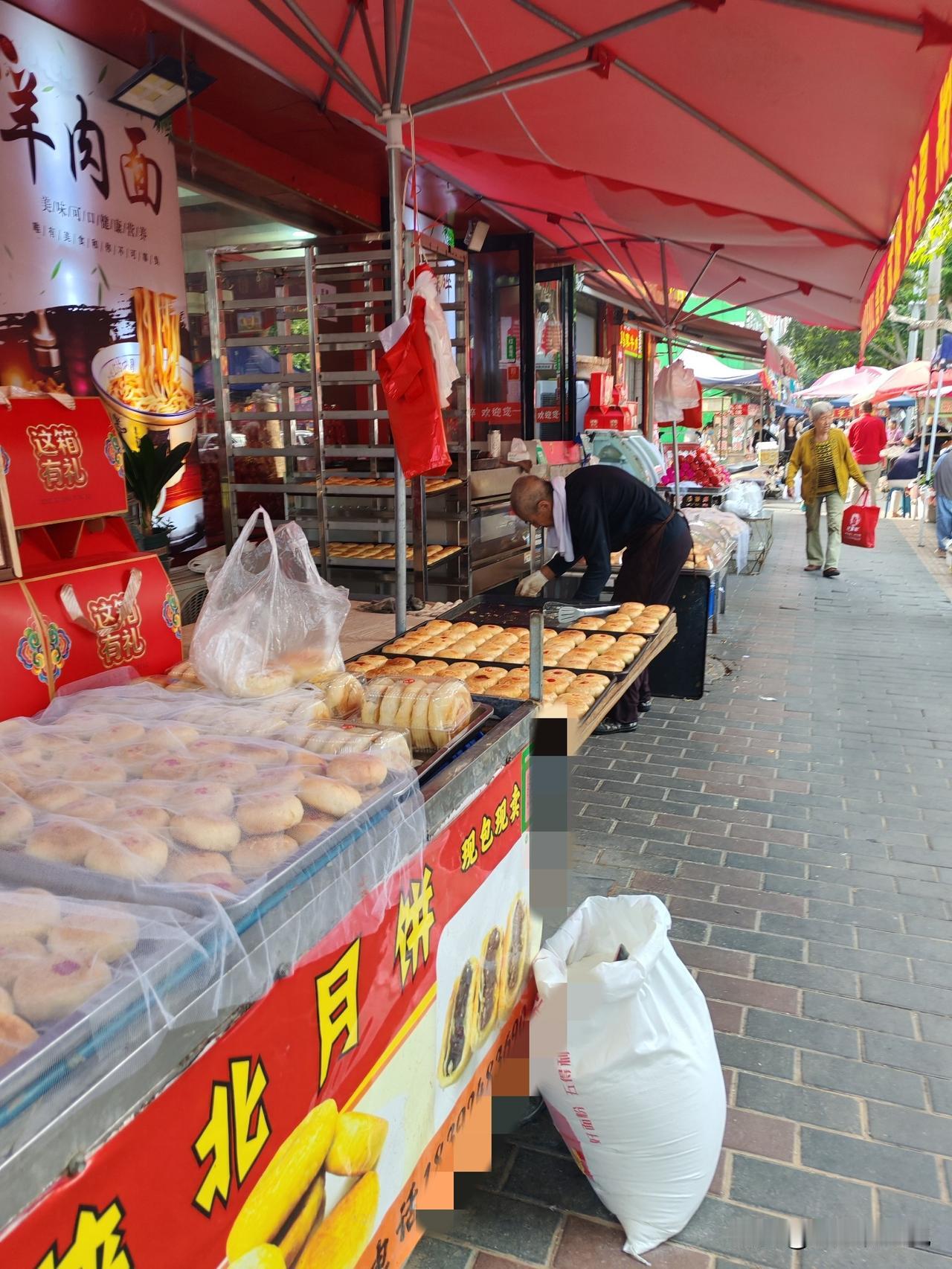 月饼情况有点反常。
9月15日，西安。今天去了陕北刚哥开的羊肉面馆，跟他聊了几句