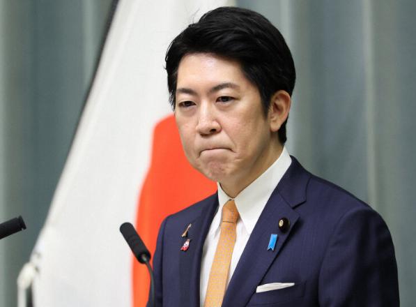 日本官房副长官佐藤启回答涉华问题，虽然他在努力控制情绪，但仍然能看出他那深深的无