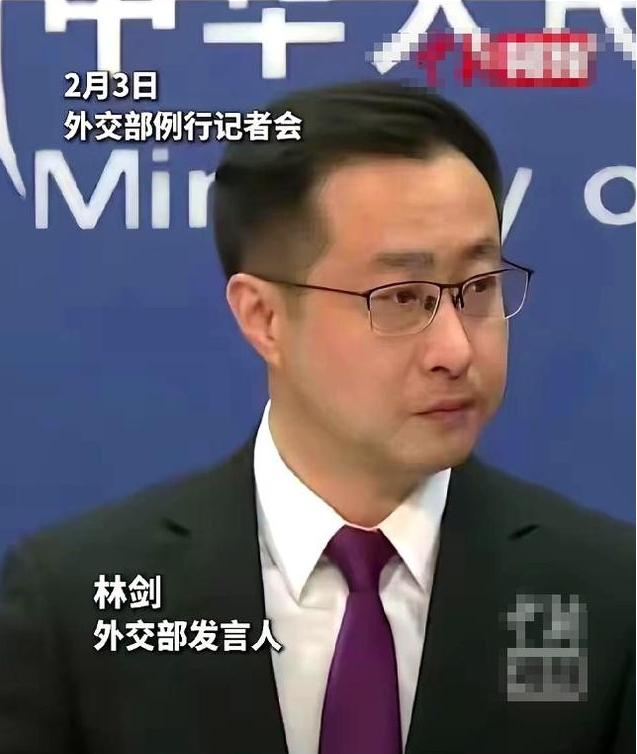 外交部记者会，一个日本记者拿到了话筒，整个人的腰板都挺得笔直。

他清了清嗓子，