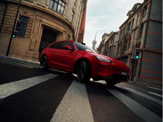 看到刚开售的问界新M5 Ultra跃影红车色，我觉得我人生首车就它了，它的车色、