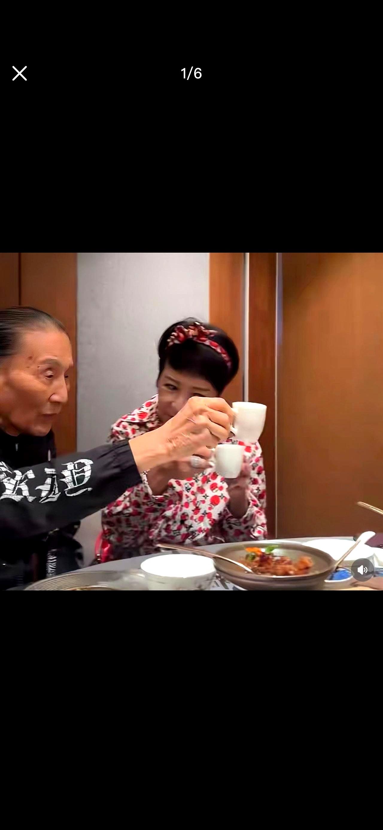 他摘下墨镜的那晚，餐厅的灯一打，人群就安静了。
去年，谢贤和家人聚餐被拍到，眼眶