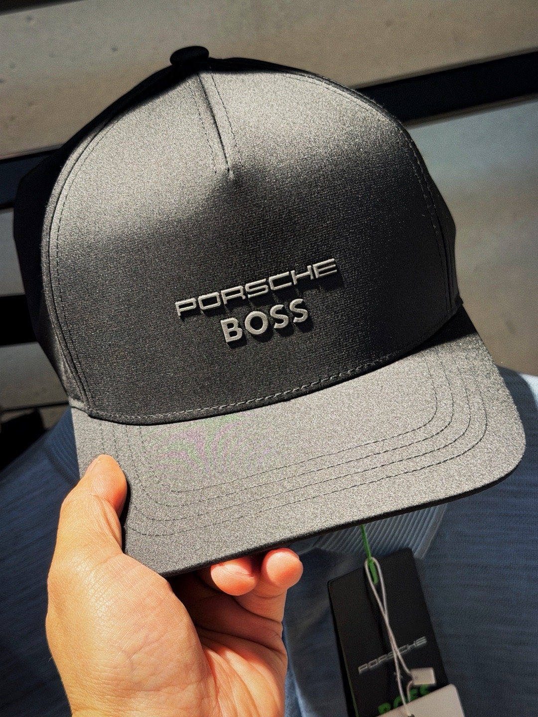 路过虹桥机场被阿斯顿马丁和保时捷联名款的BOSS吸引进店，简单逛了一下。我今天才