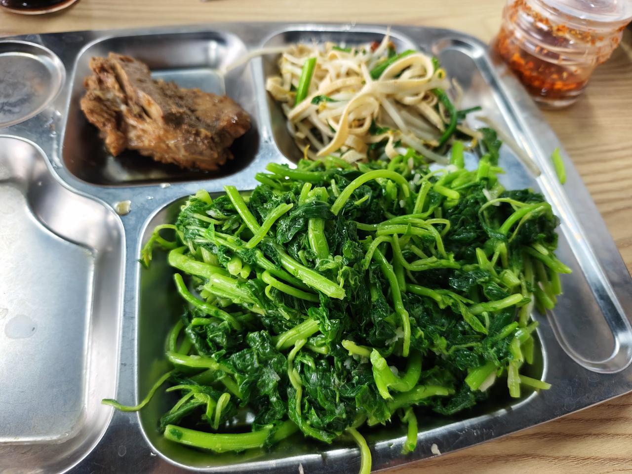 晒出你今天的美食照片吧苋菜原产于中国，常见栽培品种分红苋菜、绿苋菜、彩色苋菜三类