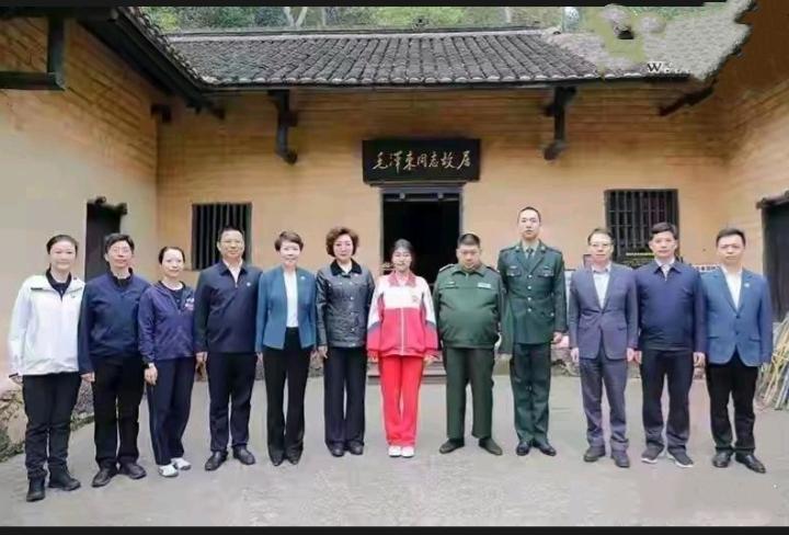 毛爷爷的后人们在其韶山故居前合影。个子最高者是毛东东！