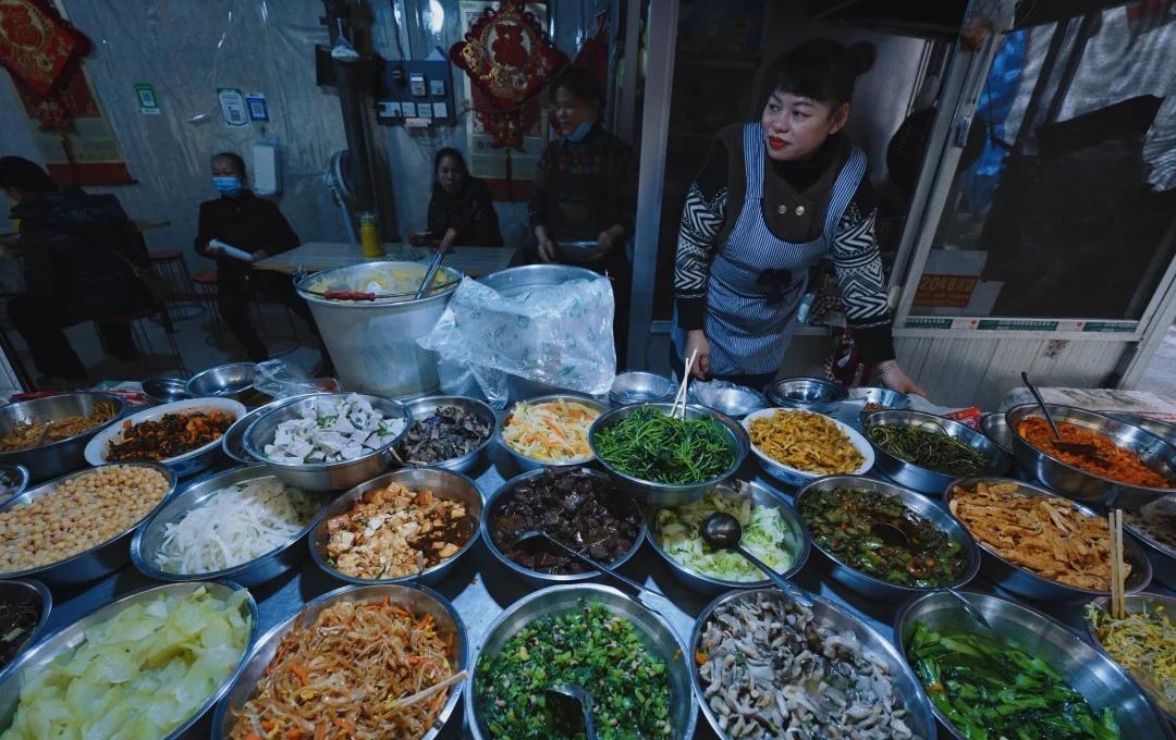 菜市的姨姨们
第一视角扫街 爱逛菜市场 逛市场有多治愈 去逛菜场吧 场里有万物 