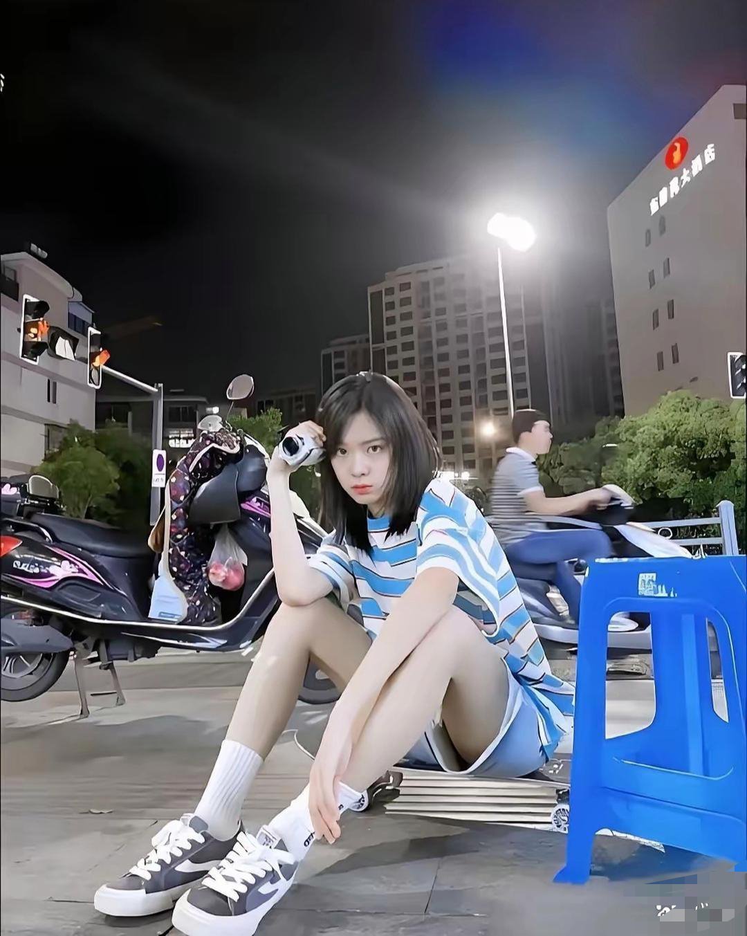 庄达菲是标准的五五分身材啊，好在身高170左右，弥补了比例的缺点。 