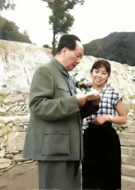 那个时候，一位年轻漂亮又穿着时尚的女同志能有机会与人民领袖毛主席面对面交谈，而且