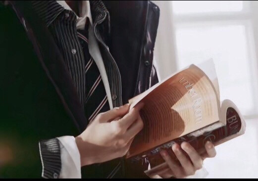 周翊然唐狮品牌代言人  走进唐狮都市学院，解锁青年穿搭的每一面不被定义，自在松弛