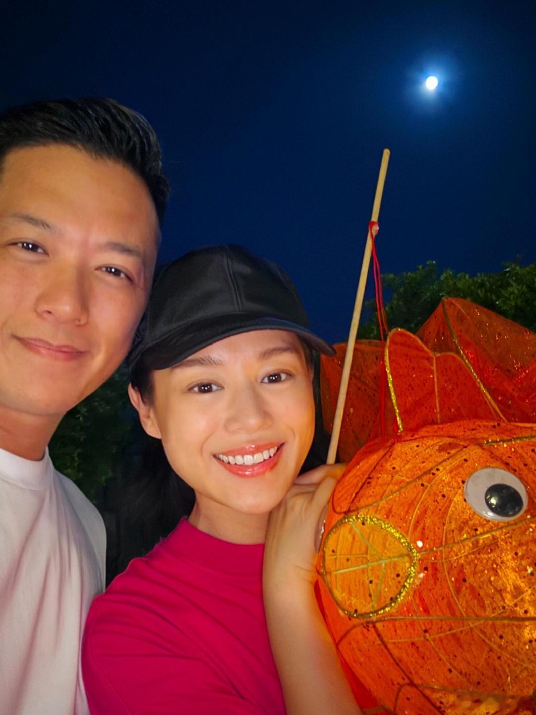 胡杏儿一家五口中秋合照胡杏儿一家五口中秋全家福 胡杏儿家的中秋氛围太赞了，五口人