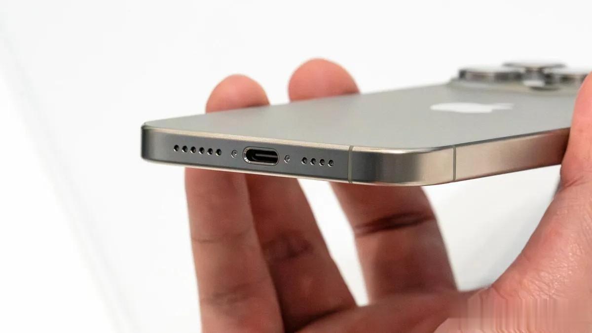 很多网友拿到苹果iPhone 15之后，可能都会对它的USB-C接口感兴趣，因为