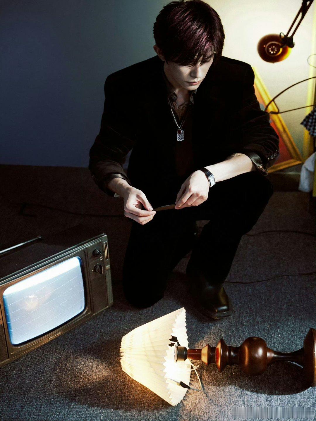 易烊千玺棕色丝绒西装还以为易烊千玺拿了婚纱 艾玛，这个千玺真好看 ​​​