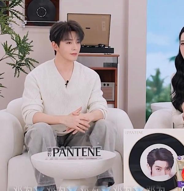 有时候觉得邓为和肖战确实挺像的，肩膀很宽，但有点溜肩，不显脖子。白色系穿搭完全是