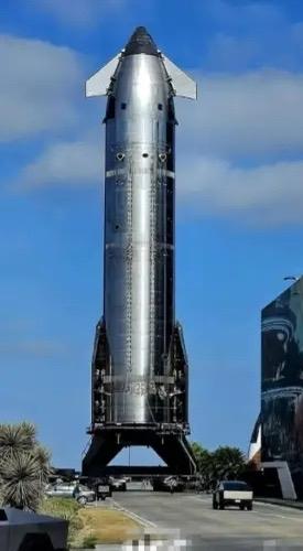 40层楼那么高，5000吨重，33台发动机一起点火——这枚火箭，下个月就要飞了。