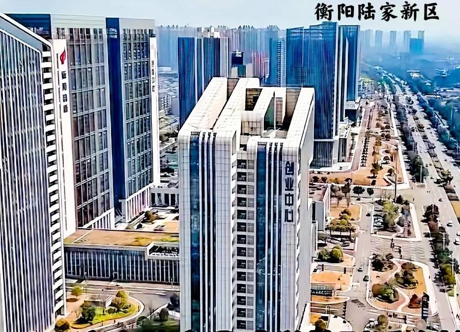 #记录我的9月生活#说实话，衡阳陆家新区城市建设环境还不错，唯一的遗憾就是写字楼